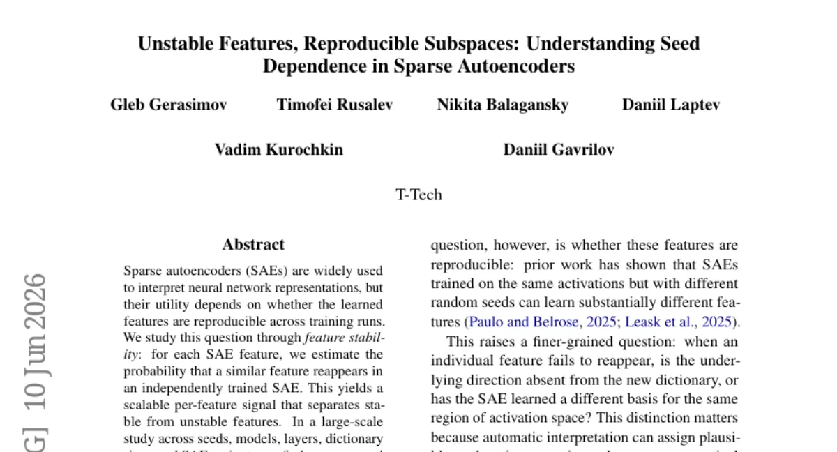 SAE feature stability — 안정 feature 가 재구성·예측 신호를 주로 담당, 불안정 feature 는 저차원 부분공간에서 재현 가능