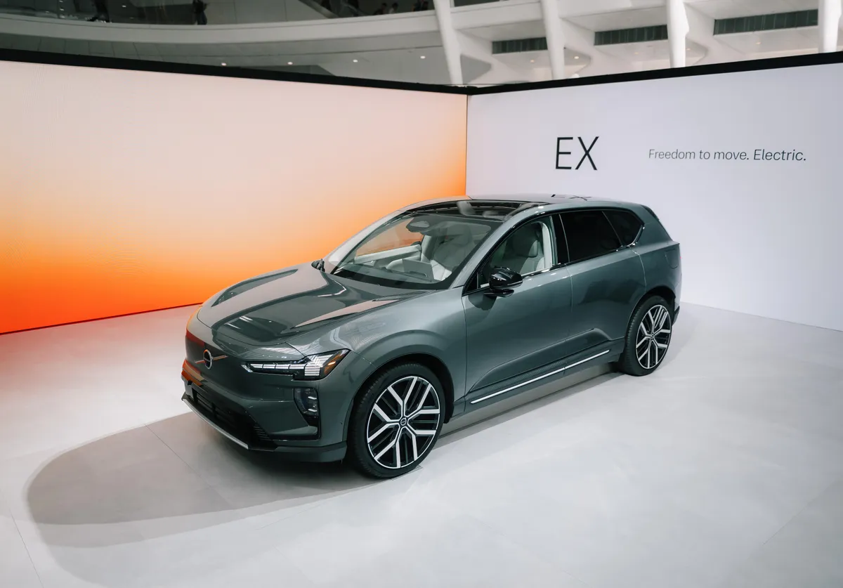 Volvo EX60, Gemini 카메라 연동 — 주차 표지판 해석 등 지원